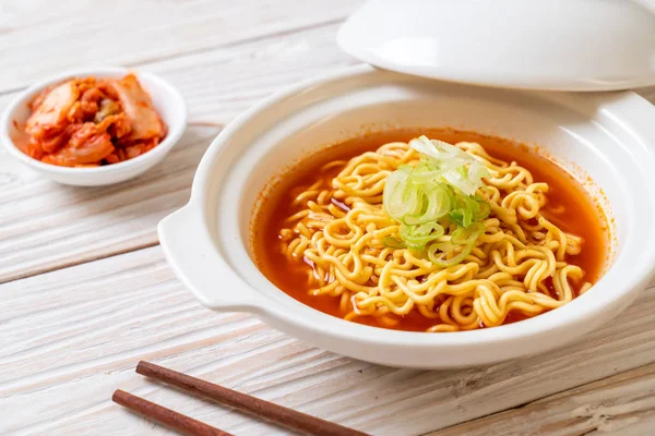 Fideos instantáneos picantes coreanos con kimchi — Foto de Stock