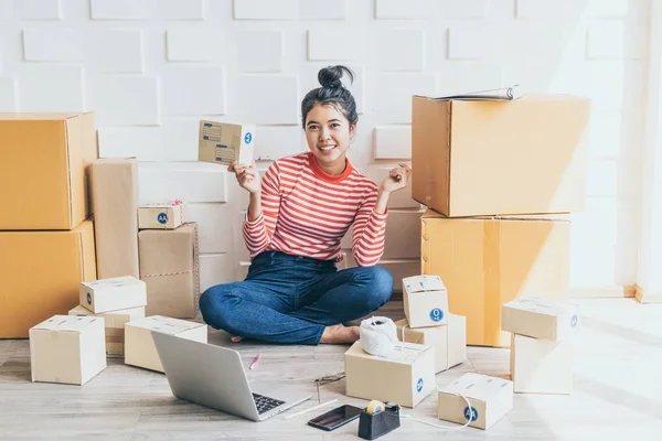 Aziatische vrouwen business eigenaar werken thuis met verpakking box op w — Stockfoto