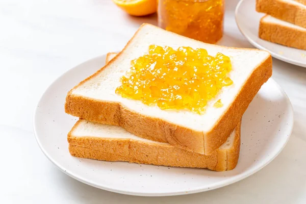Кусочки хлеба с апельсиновым джемом — стоковое фото