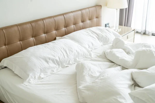 Помилкове ліжко з білою подушкою і ковдрою на ліжку — стокове фото