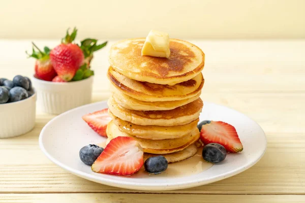Pancake dengan stroberi, blueberry dan madu — Stok Foto