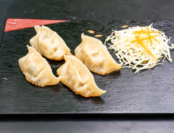 Gyoza japonais ou des boulettes snack — Photo