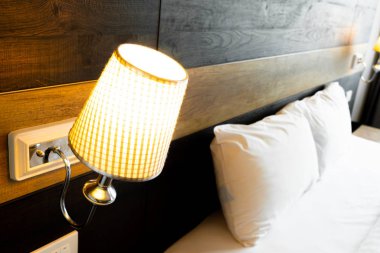 Yatak odasında parlayan lamba 