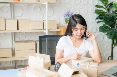 Laptop ve Pho internet kullanırken Asya kadın zevk kendini