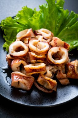 plaka üzerinde ızgara kalamar