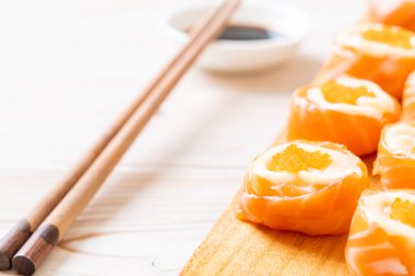 mayonez ve karides yumurta ile taze somon suşi rulo