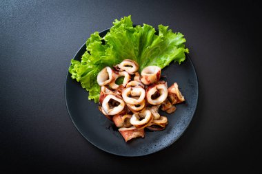 plaka üzerinde ızgara kalamar