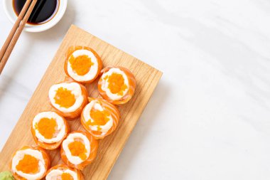 mayonez ve karides yumurta ile taze somon suşi rulo