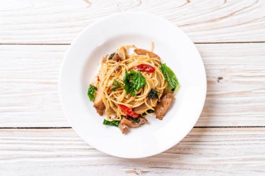 tavuk ve fesleğen ile karıştırın-kızarmış spagetti