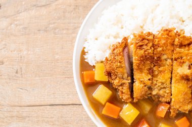 Çıtır çıtır kızarmış domuz pirzola köri ve pilav ile 