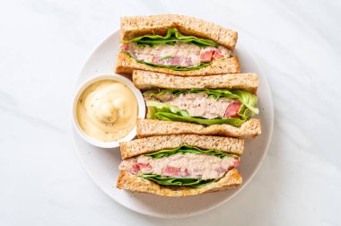 Ev yapımı ton balıklı sandviç 