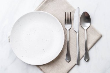 boş tabak kaşık çatal ve bıçak