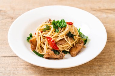 tavuk ve fesleğen ile karıştırın-kızarmış spagetti