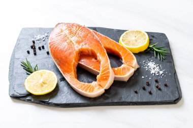 taze çiğ somon fileto biftek