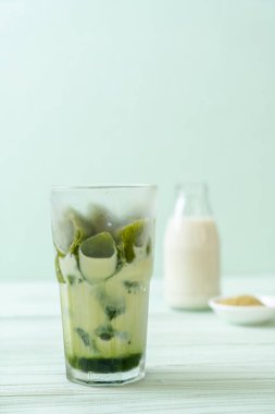 Matcha yeşil çay buzlu süt ile