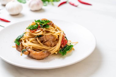 tavuk ve fesleğen ile karıştırın-kızarmış spagetti