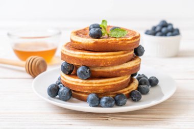 ile taze yaban mersini pancake