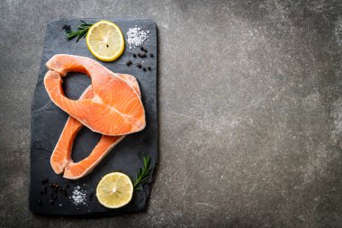 taze çiğ somon fileto biftek