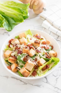 Sezar salatası masasında