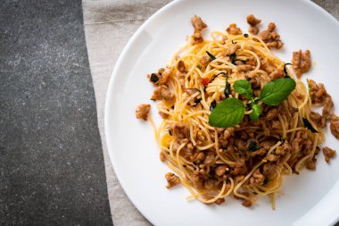 Kıyılmış domuz eti ve fesleğen ile tavada kızartılmış spagetti