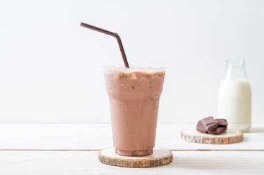 Buzlu çikolata milkshake içecek