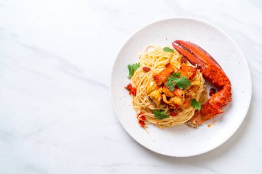 Makarna all'astice veya ıstakoz spagetti