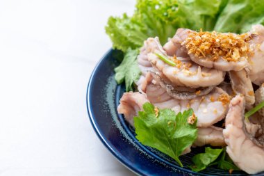 Haşlanmış balık dip sos ile