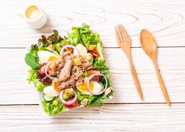 Sebze salatası ve yumurta ile tuna