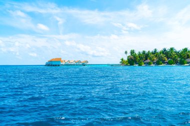 plaj ve deniz ile tropikal Maldivler tatil otel ve ada