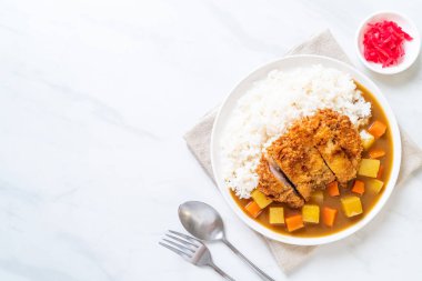 Çıtır çıtır kızarmış domuz pirzola köri ve pilav ile 