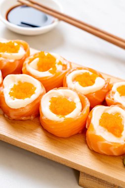 mayonez ve karides yumurta ile taze somon suşi rulo