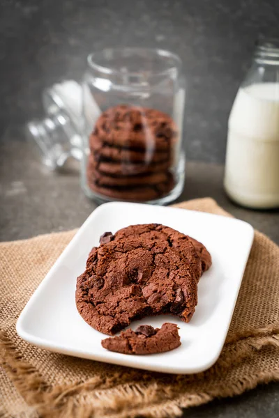 Biscoitos de chocolate com chips de chocolate — Fotografia de Stock