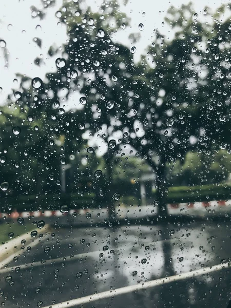 Падіння дощу на віконні окуляри — стокове фото