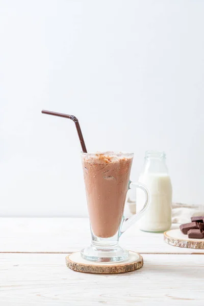 Buzlu çikolata milkshake içecek — Stok fotoğraf