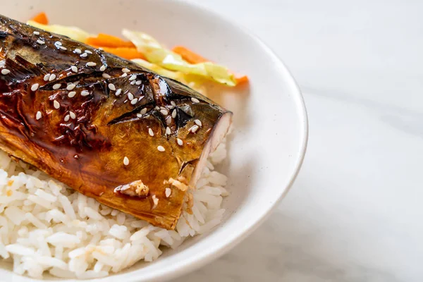 saba balık tepesinde ekmek kapısı üzerinde teriyaki soslu ızgara