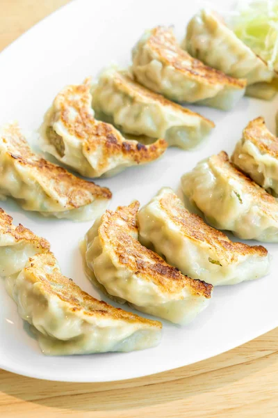 Gyoza japonesa o albóndigas con salsa de soja —  Fotos de Stock