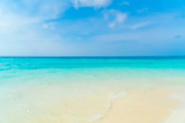 Abstrato borrão bonito praia tropical mar e céu azul para trás — Fotografia de Stock