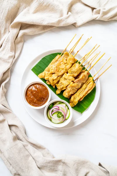 Fläsk satay-grillad fläskfilé serveras med jordnötssås eller söt och — Stockfoto