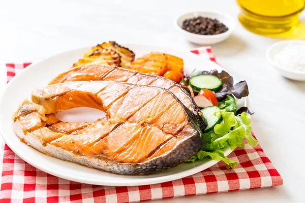 Filetto di bistecca di salmone alla griglia con verdure — Foto Stock