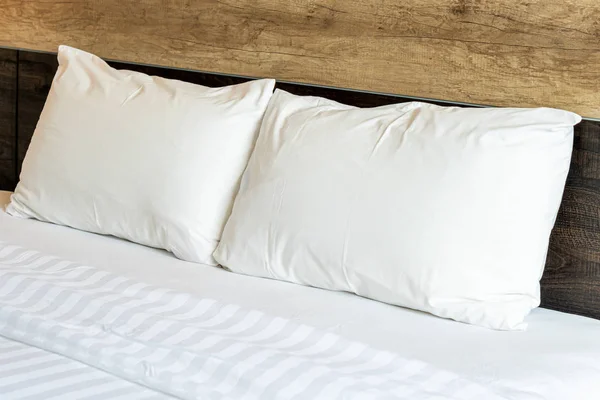 Almohadas cómodas blancas — Foto de Stock