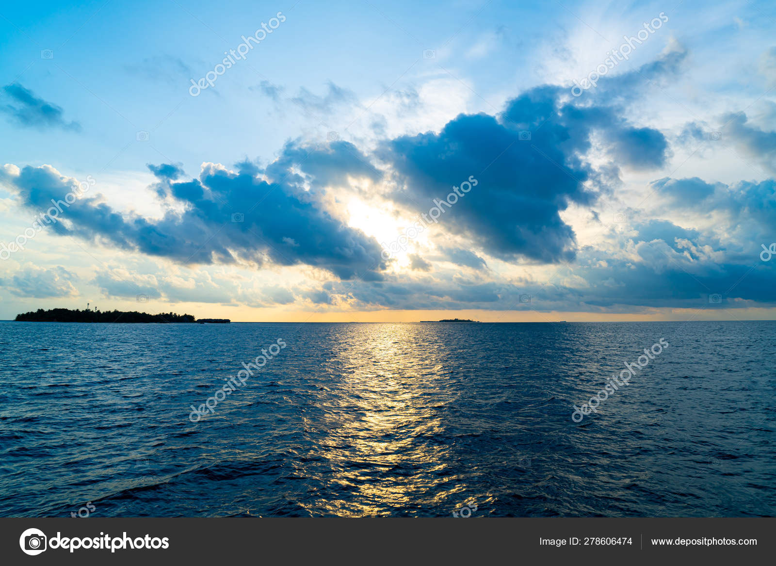 Himmel Bei Sonnenuntergang Mit Malediven Insel Stockfoto C Topntp