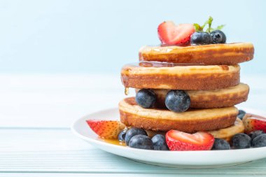 taze yaban mersini, taze çilek ve bal ile gözleme