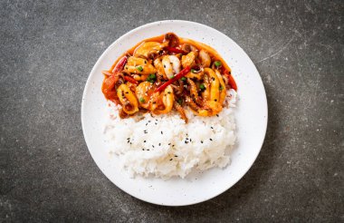 tavada kızartılmış ahtapot veya kalamar ve Korece baharatlı (osam bulgogi yapıştırmak