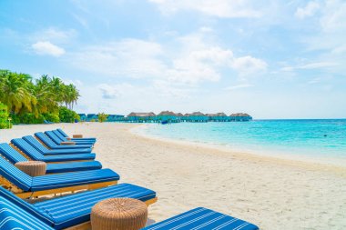 tropikal Maldivler Adası plaj ve deniz ile plaj sandalyesi