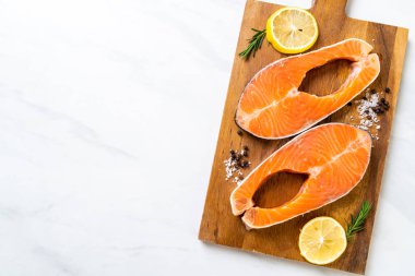 taze çiğ somon fileto biftek