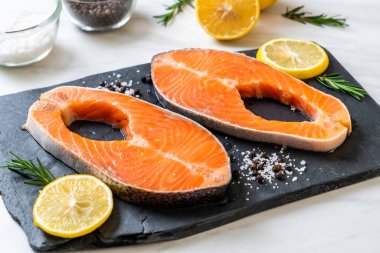 taze çiğ somon fileto biftek