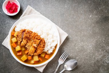 Çıtır çıtır kızarmış domuz pirzola köri ve pilav ile 