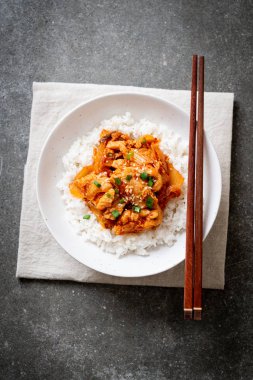 kimchi tepesinde pirinç ile tavada kızartılmış domuz eti 