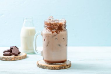 Buzlu çikolata milkshake içecek