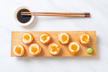 mayonez ve karides yumurta ile taze somon suşi rulo